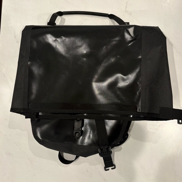 Authentic Black Ortlieb Back-Roller Classic rear bicycle pannier (20L) - Picture 4 of 11